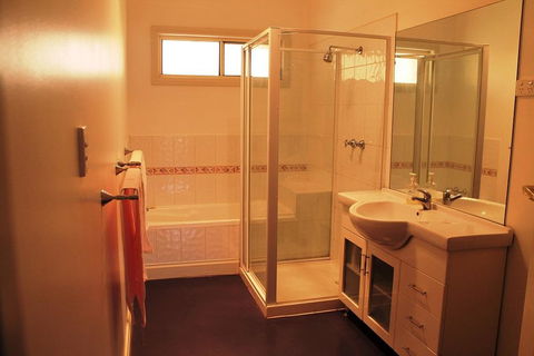 Lake Tyrrell Accommodation - Pubs and Clubs 1