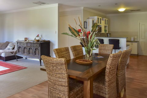 Lake Tyrrell Accommodation LTA - Pubs and Clubs 1