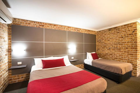 Lakeview Hotel Motel - Pubs and Clubs 0