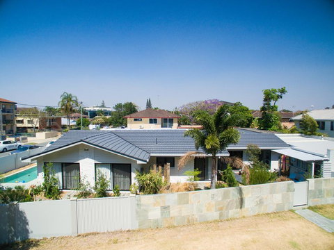 Lamour Holiday Beach House - Pubs and Clubs 2