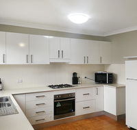 Large 5-Bedroom House with Wifi  Netflix Close to Taronga Western Plains Zoo - Pubs and Clubs