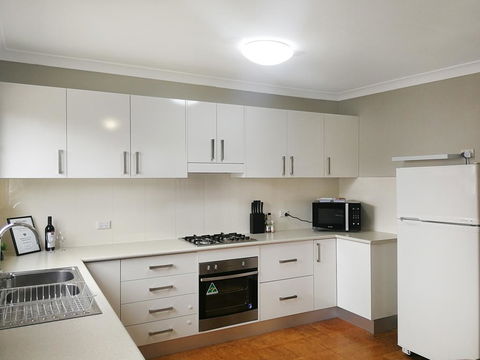 Large 5-Bedroom House With Wifi & Netflix Close To Taronga Western Plains Zoo - Pubs and Clubs 0