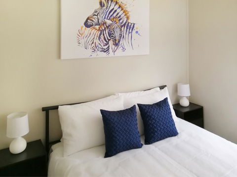 Large 5-Bedroom House With Wifi & Netflix Close To Taronga Western Plains Zoo - Pubs and Clubs 2