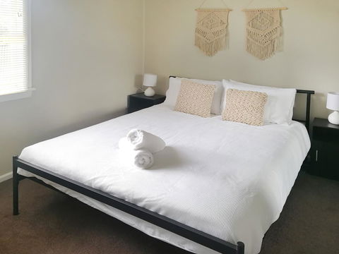 Large 5-Bedroom House With Wifi & Netflix Close To Taronga Western Plains Zoo - Pubs and Clubs 3