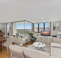Light filled apartment with sweeping harbour views - Pubs and Clubs