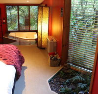 Linden Gardens Rainforest Retreat - Pubs and Clubs