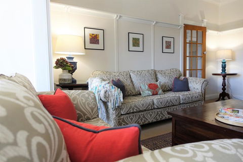 Lurline Villas - Pubs and Clubs 0