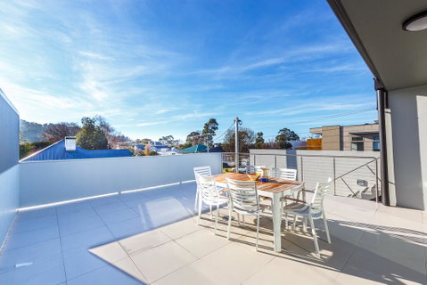 Luxurious Apartment, A Stones Throw From The Beach - Pubs and Clubs 3