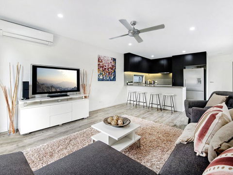 Luxury 1 Bedroom Home In Broadbeach Waters! - Pubs and Clubs 1