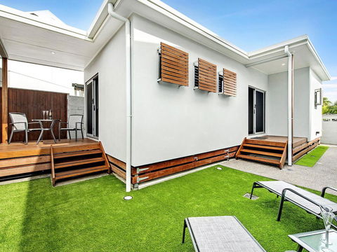 Luxury 1 Bedroom Home In Broadbeach Waters! - Pubs and Clubs 2