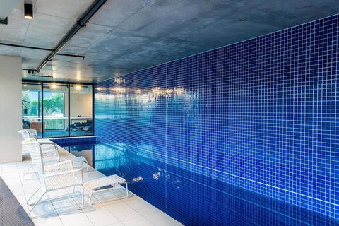 Luxury 2BR Yarra River Views WIFI-Netflix-Pool-Gym - Go Out 0