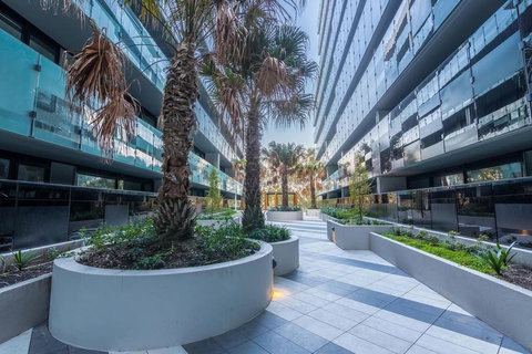 Luxury 2BR Yarra River Views WIFI-Netflix-Pool-Gym - Go Out 1