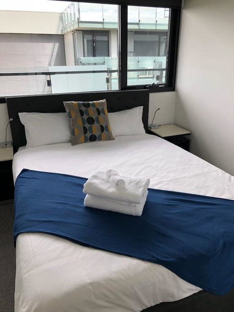 Luxury 2BR Yarra River Views WIFI-Netflix-Pool-Gym - Go Out 3