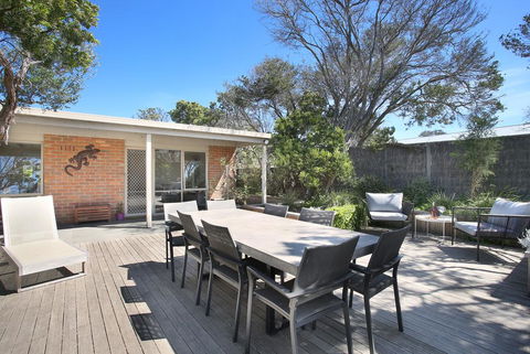 Luxury Beach House Only 250m To No 16 Back Beach! - Pubs and Clubs 1