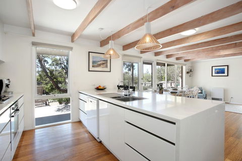 Luxury Beach House Only 250m To No 16 Back Beach! - Pubs and Clubs 0