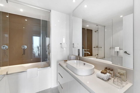 Luxury Hotel With Ocean View In Surfers Paradise - Go Out 0