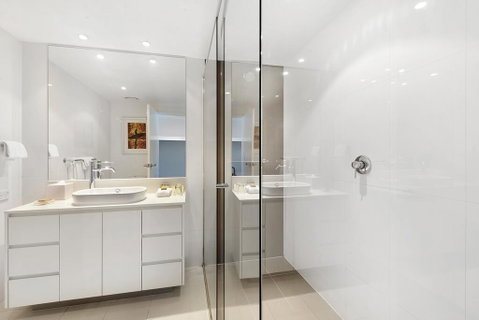 Luxury Hotel With Ocean View In Surfers Paradise - Go Out 2