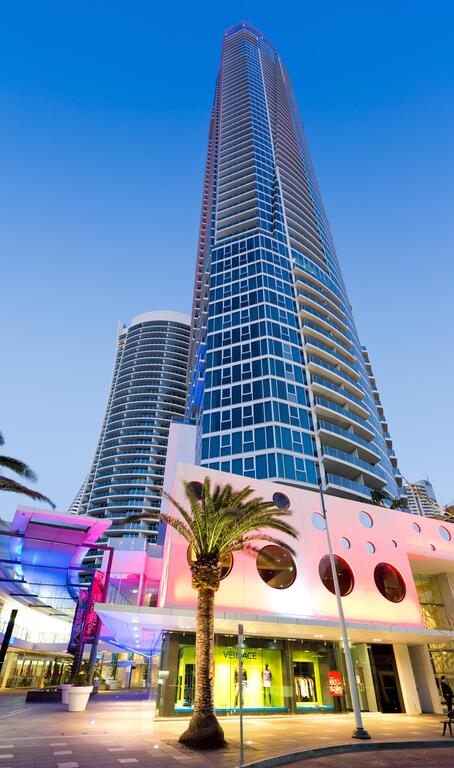 Luxury Hotel With Ocean View In Surfers Paradise - Go Out 3