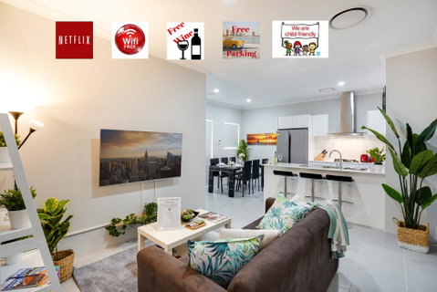 LUXURY HOUSE 10 MIN FROM BEACH WIFI+NETFLIX SLEEP 9 - Go Out 0
