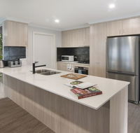 Luxury renovated home-5BR-meters from the beach - Go Out