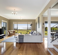 LUXURY WATERFRONT FAMILY HOME-TASMANIA I-L'Abode - Pubs and Clubs