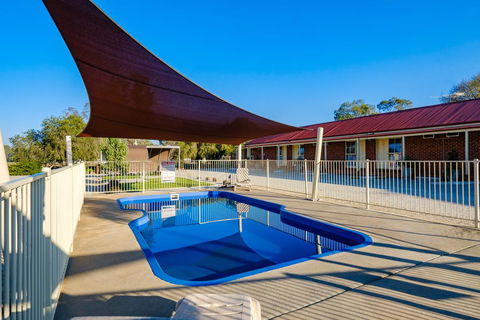 Lydoun Motel - Pubs and Clubs 0