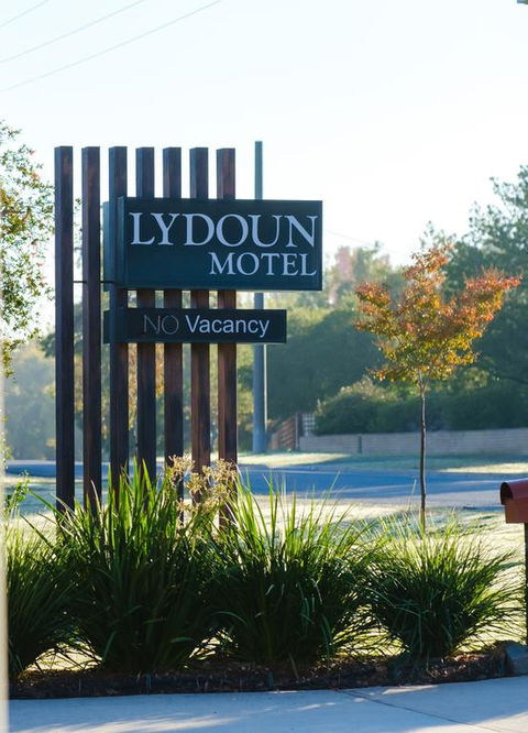 Lydoun Motel - Pubs and Clubs 3