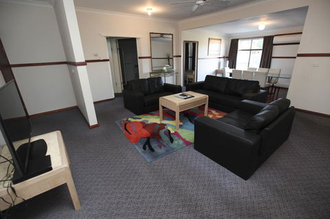 Macquarie Cottage - Pubs and Clubs 0
