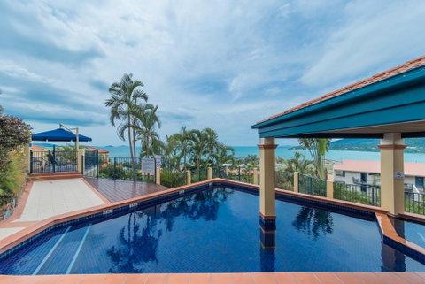 Magnificence At Airlie - Go Out 0