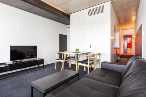 Magnificent Apartment With Spa In Melb - Go Out 3