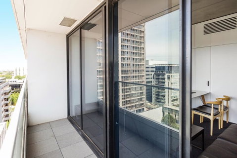 Magnificent Apartment With Spa In Melb - Go Out 1