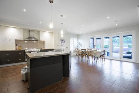 Magnificent Lux Stay@Mont Albert 4BR/WIFI/Garage - Pubs and Clubs 3