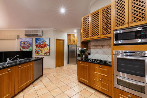Maidstone Executive Residence - Pubs and Clubs 2