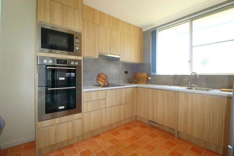 Main Stay 8, 1 Main Street - Pubs and Clubs 1