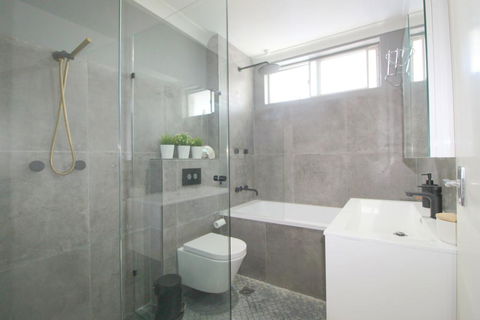 Main Stay 8, 1 Main Street - Pubs and Clubs 3