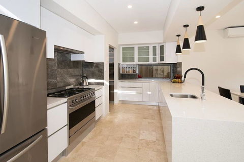 Maison En Ville - Pubs and Clubs 2