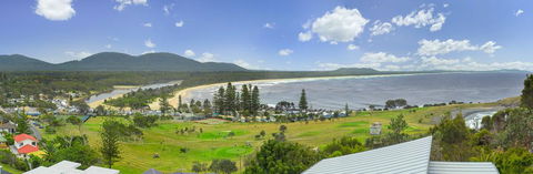 Malibu Holiday House, 6 Dulconghi Street - Pubs and Clubs 2