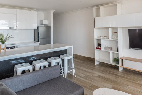 Manly Beachfront Apartment - Go Out 2