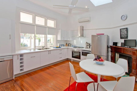 Manly Beachside 2 Bedroom House - Go Out 3