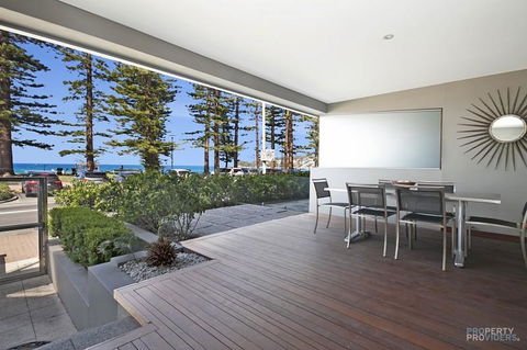 Manly Strand - Right On Manly Beach - Pubs and Clubs 0