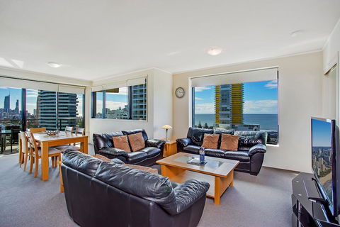Mantra Broadbeach On The Park - Pubs and Clubs 3