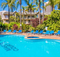 Mari Court Resort - Pubs and Clubs