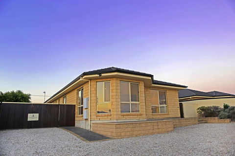 Marina Holiday Home - Pubs and Clubs 0