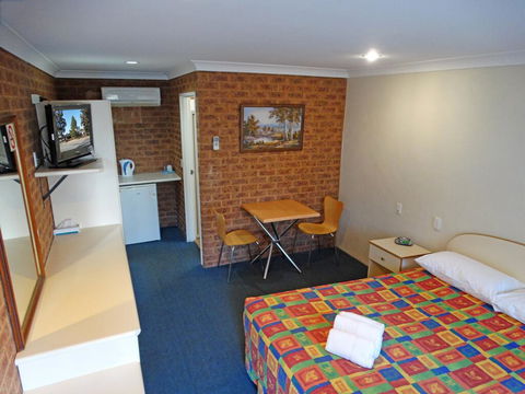 MAS Country Colonial Motor Inn - Pubs and Clubs 1