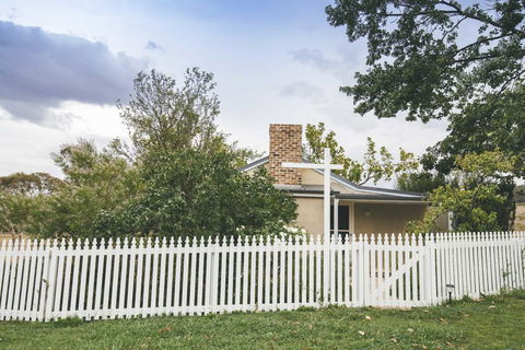 Mayfield Vineyard - Pubs and Clubs 1