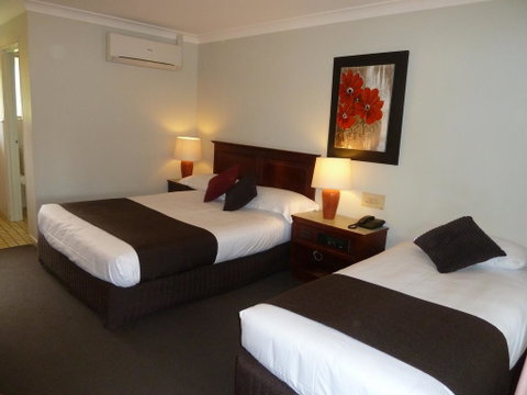 McNevins Warwick Motel - Go Out 0
