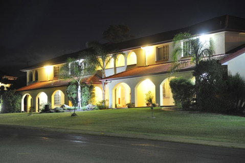 McNevins Warwick Motel - Go Out 3