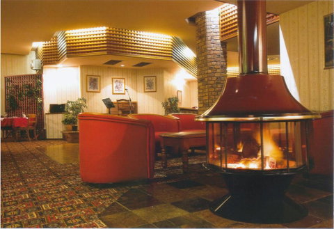 McNevins Warwick Motel - Go Out 2