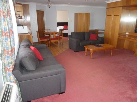 McNevins Warwick Motel - Go Out 1