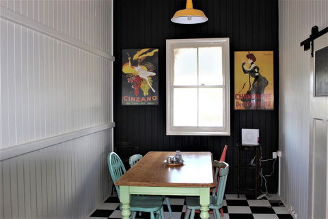 Meringandan Holiday Accommodation - Pubs and Clubs 3